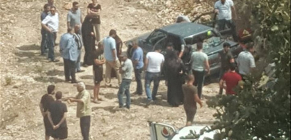 على طريق الخيام.. سيارة تنحرف بسيدة وأولادها الأربعة