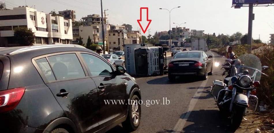 بالصورة.. انقلاب "بيك آب" على أوتوستراد الصفرا - طبرجا