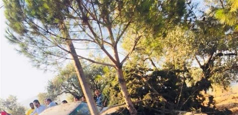 بالصورة: قتيل وجريح بارتطام سيارة بحافة الطريق في الضنية