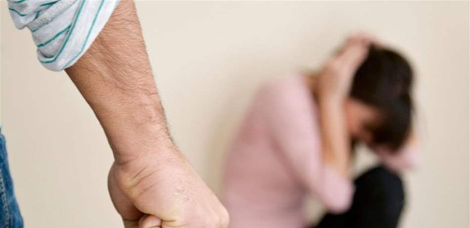بسبب خلافات عائلية.. ضربها زوجها وسحب أحد أظافرها