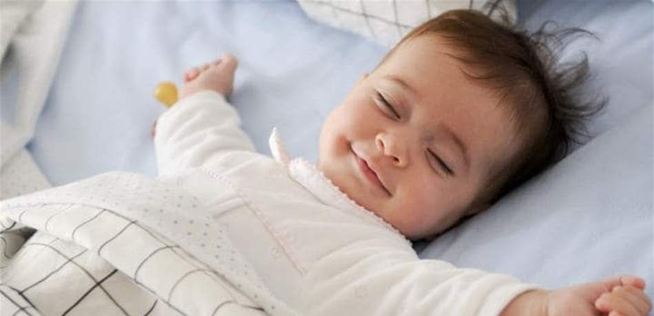 طفلك لا ينام مبكراً؟ هذه الحيل ستساعده! 
