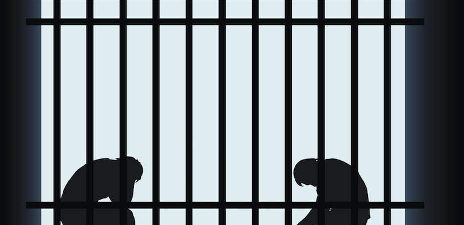 انتحل صفة أمنية لإنقاذ صديقه الموقوف.. فدخل معه الزنزانة!