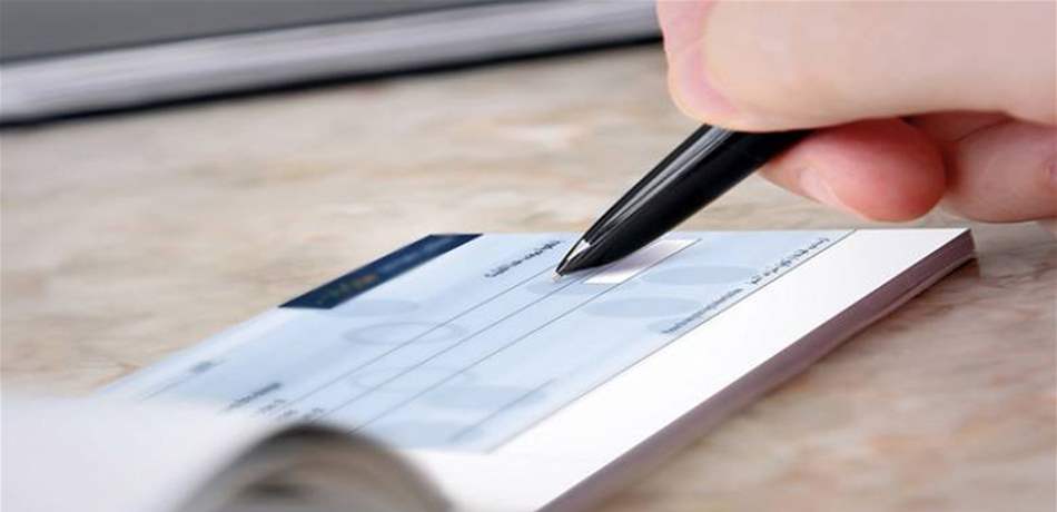 شيك يوقع برئيس مكتب حماية الآداب.. يتقاضى 6 آلاف دولار شهرياً!