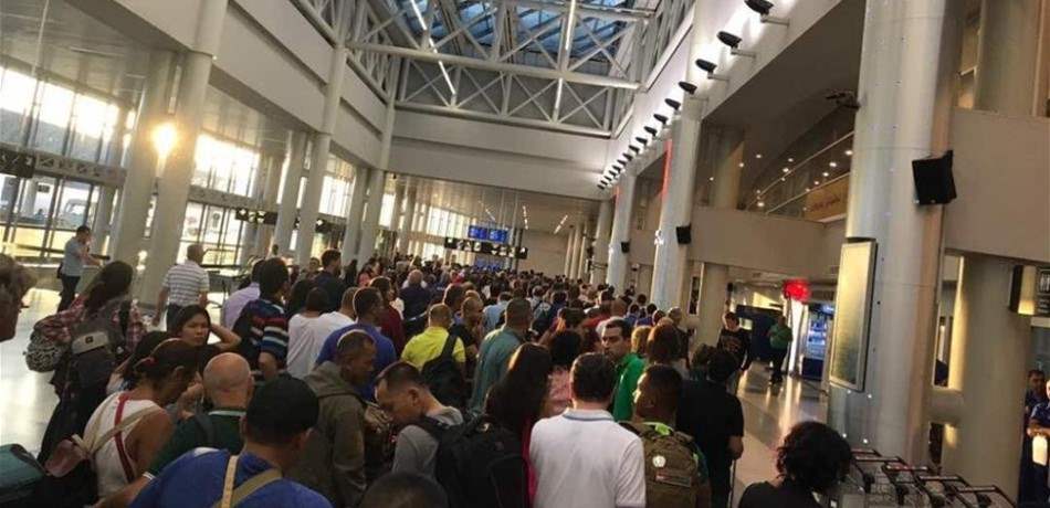 الزحمة "أفقدته أعصابه".. شاهد ماذا حصل فجراً بمطار بيروت