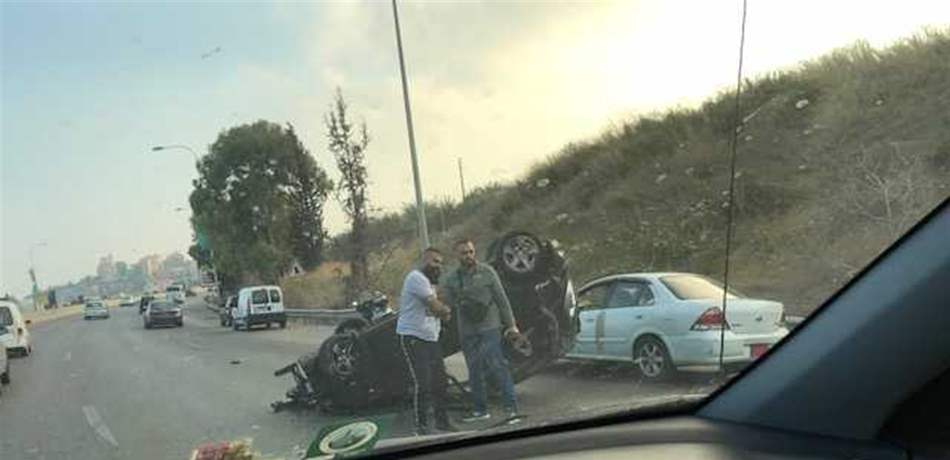 بالصور: قتيل بانقلاب سيارة على أوتوستراد السعديات