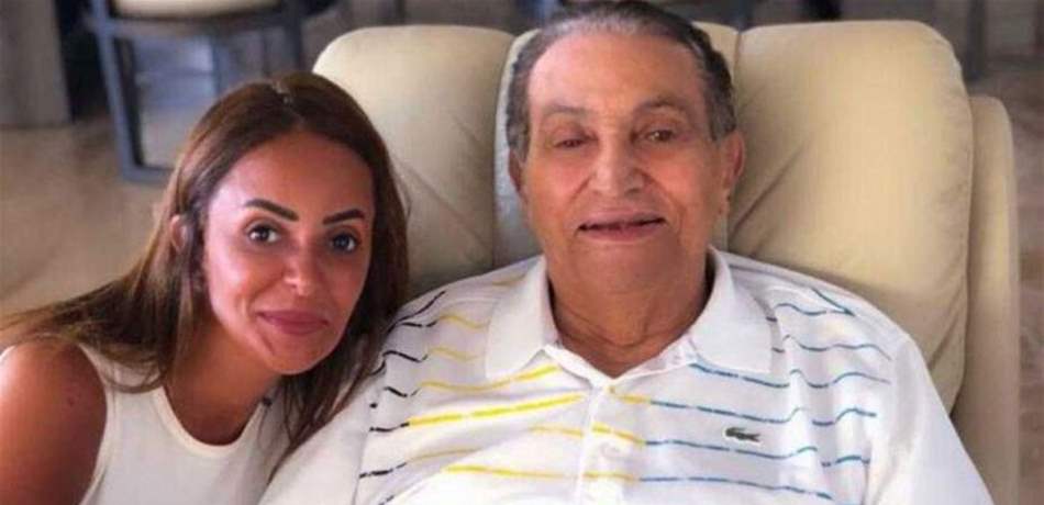 تفاصيل صورة مبارك المسرّبة تتكشّف.. "ابتسامة بلا أسنان"!