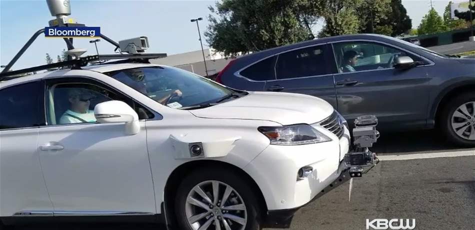 بالفيديو.. حادث سير بسبب "آبل"! 