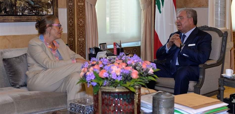 المشنوق بحث وكارديل في وقف تمويل "الأونروا" والمحكمة الدولية 