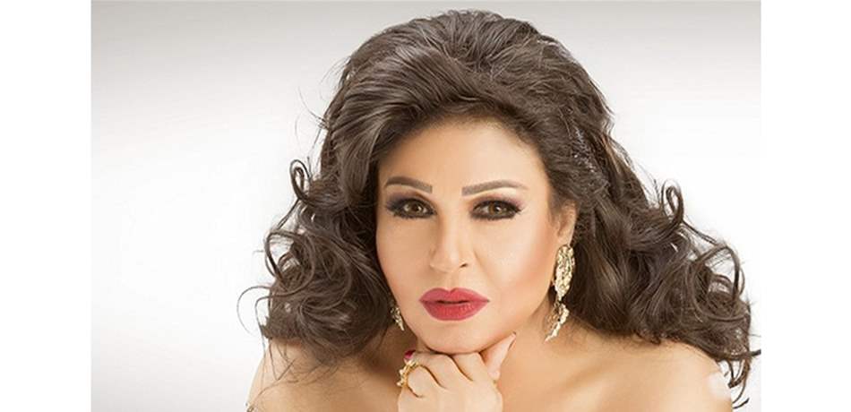 بالصورة.. فيفي عبده تخطف الأنظار بفستانها على البحر