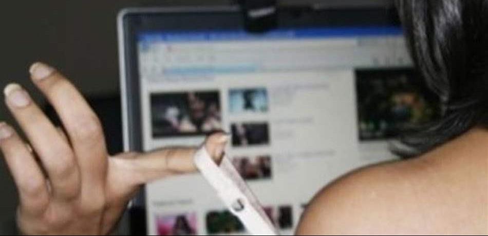 ابتزّها بآلاف الدولارات ثمّ هدّدها بنشر صورها مستخدماً إسماً مستعاراً