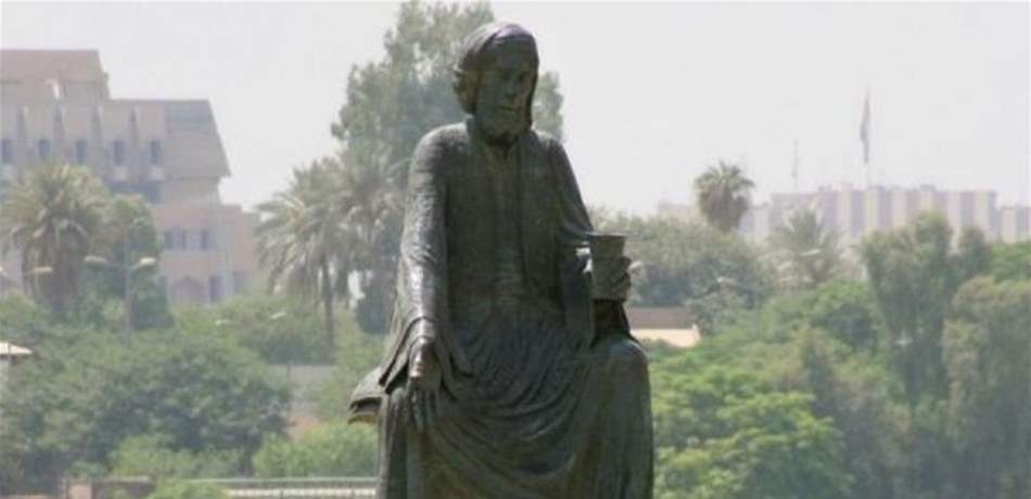 بالصور.. قطع أصابع تمثال "أبو نواس" في بغداد