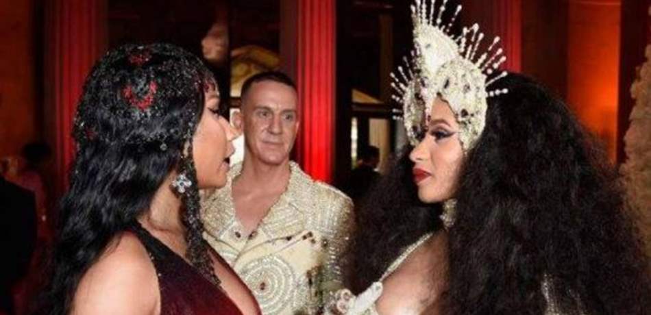 بالفيديو.. نجمة عالمية تضرب مغنية بالحذاء!