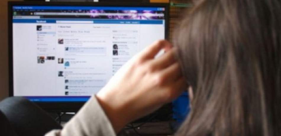 ابتزّها مالياً مقابل عدم نشر صورٍ وفيديوهات لها.. ومكتب مكافحة جرائم المعلوماتية بالمرصاد!