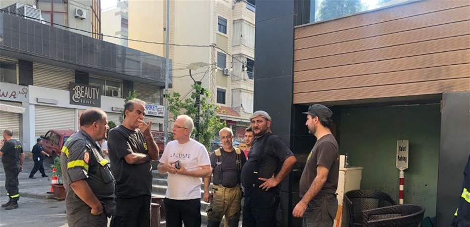 انتهاء عمليات الاطفاء داخل مستودع مستحضرات التجميل في الزلقا