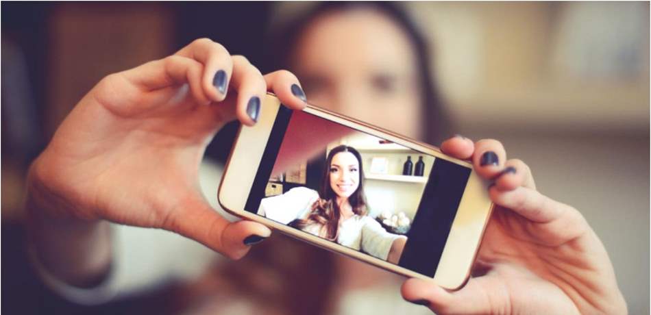 صور السيلفي تجعلكِ أكثر قلقًا وأقل ثقةً وجاذبيةً!