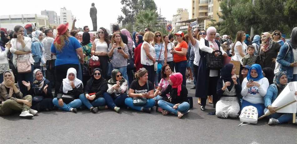متعاقدو الأساسي افترشوا الطريق أمام "التربية".. وطالبوا بلقاء حمادة (صور) 