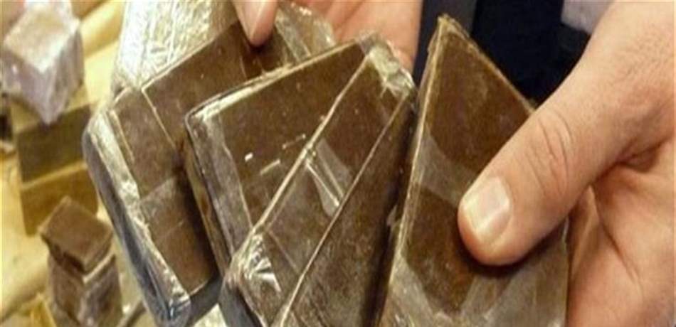 ضابط ينقل تجار مخدرات بسيارته لتفادي توقيفهم