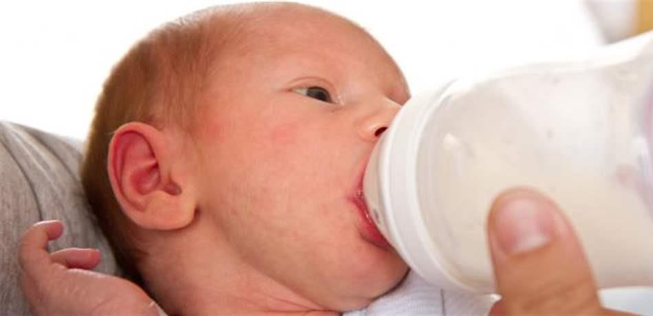 وفاة طفل اختناقا أثناء تناوله الحليب
