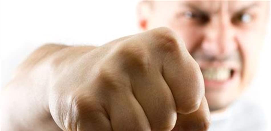في عرمون.. ضربها زوجها فأصابها بعينها اليسرى 