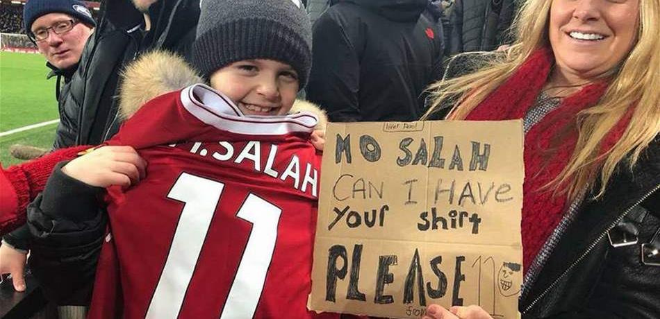 محمد صلاح يهدي قميصه لطفل بلفتة رائعة (فيديو)
