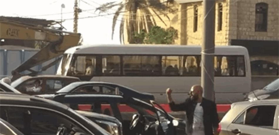 وسط الأوتوستراد.. إشكال بين هشام حداد وموكب أمني (فيديو)