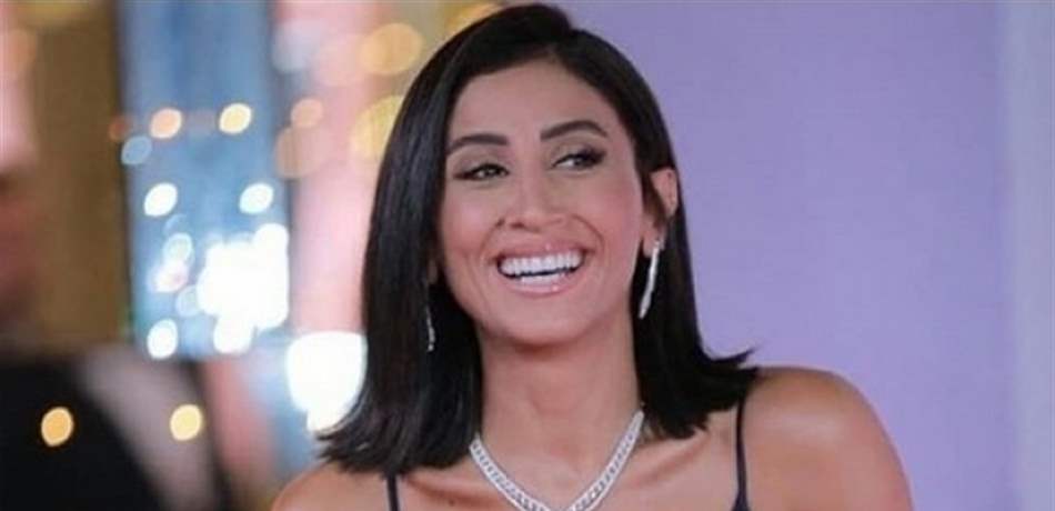 فنانة لبنانية تسخر من دينا الشربيني (صور)