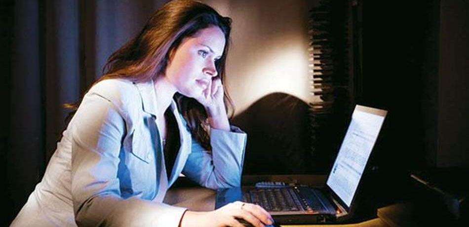 إحذري.. العمل ليلاً قد يصيبك بمرض خطير