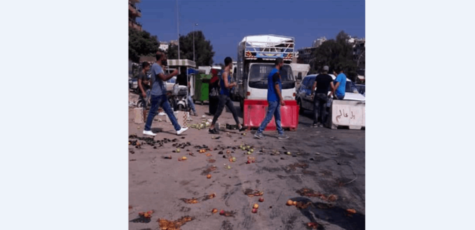 بائعو الخضار في التبانة قاموا برمي بضائعهم على الطّريق!