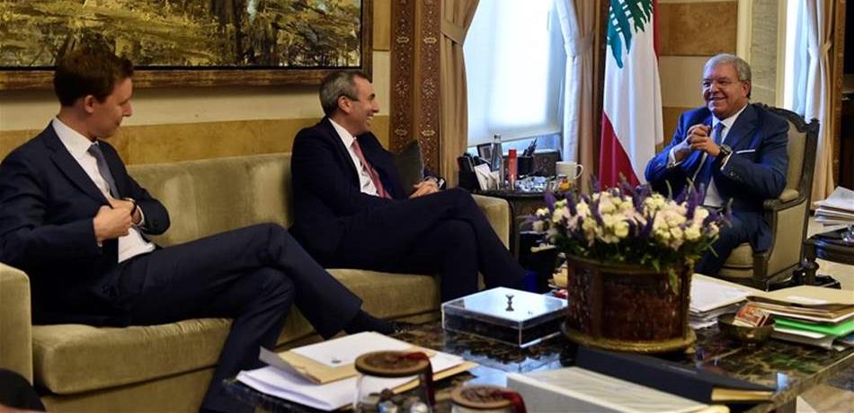 سفير بريطانيا يسأل المشنوق عن "إشكال المطار"!