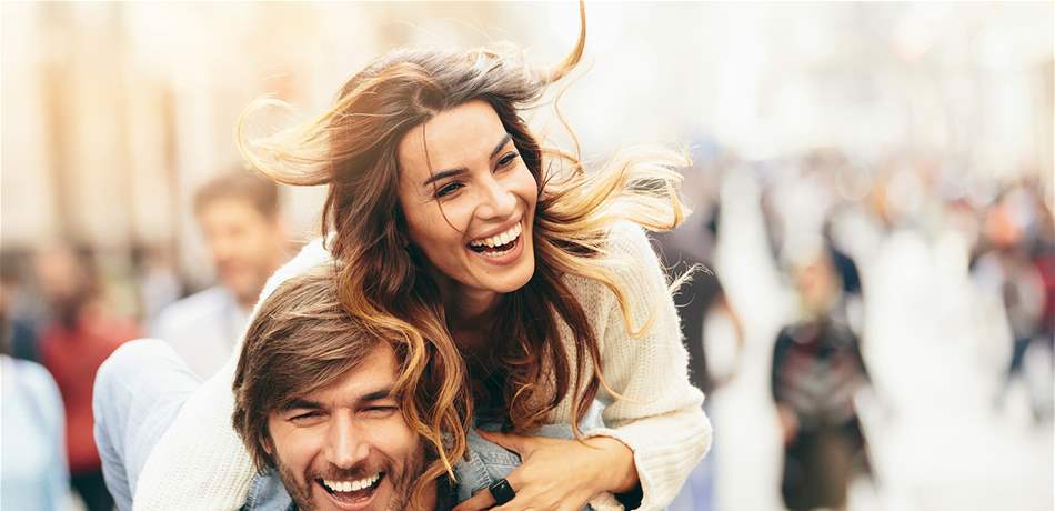كيف تُبقين شُعلة الحُب مُتوهّجة مع زوجكِ.. إليكِ هذه النصائح