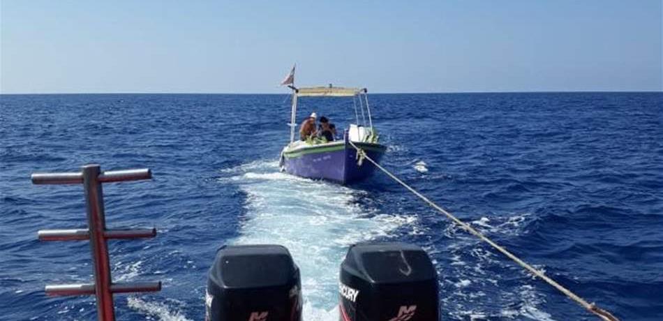 سحب زورق لصيد الأسماك مقابل شاطئ كفرعبيدا (صورة) 