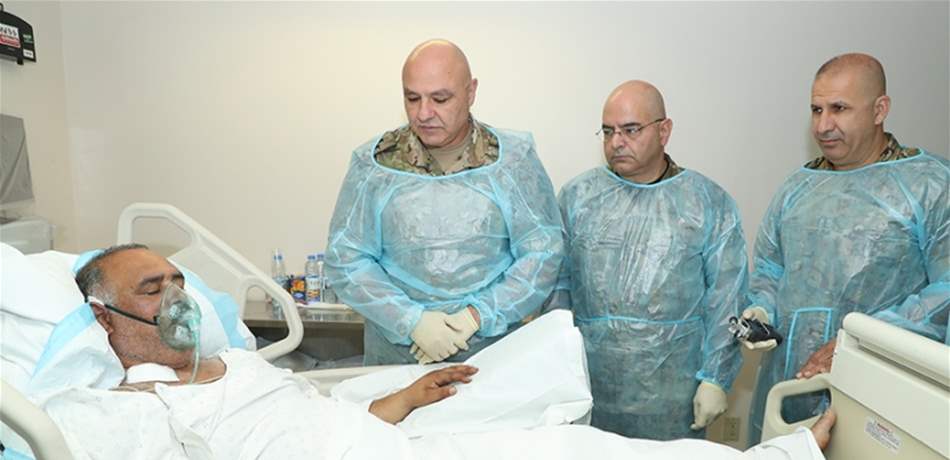 قائد الجيش يتفقد العسكريين الجرحى