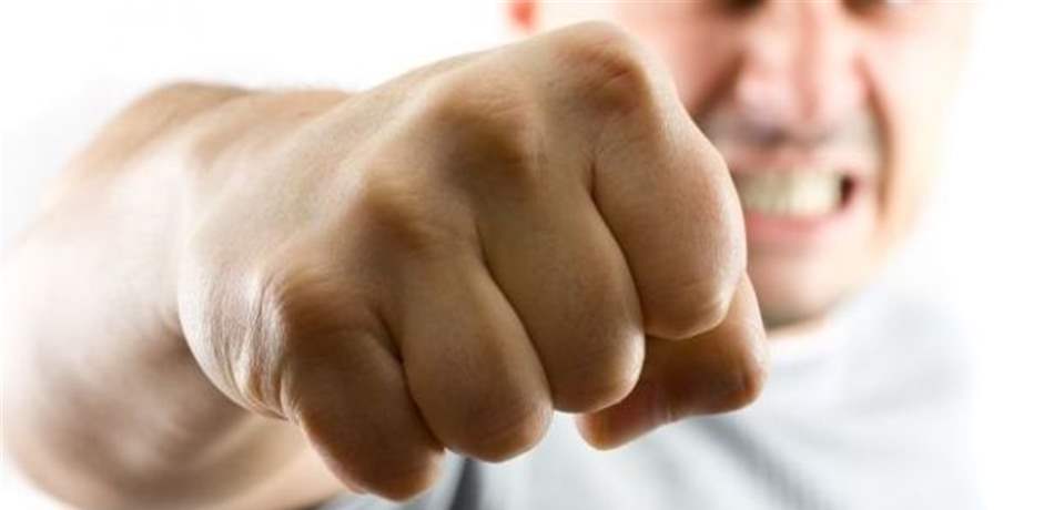 دخل الى منزلها بقصد السرقة.. فاعتدى عليها بالضرب