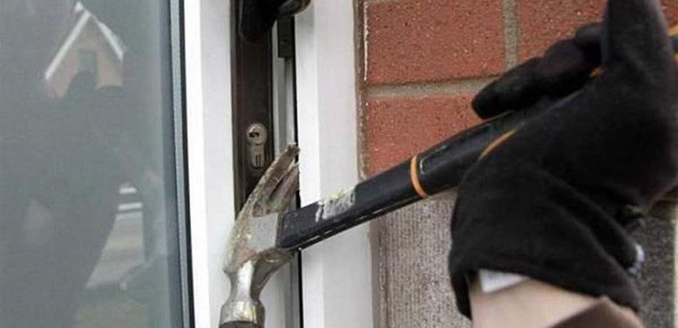 أوهمها بصندوق إعاشة لسرقة منزلها