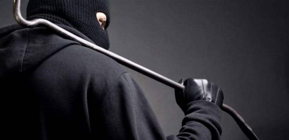 ضربه على رأسه بألة حادة.. وفرّ إلى جهة مجهولة