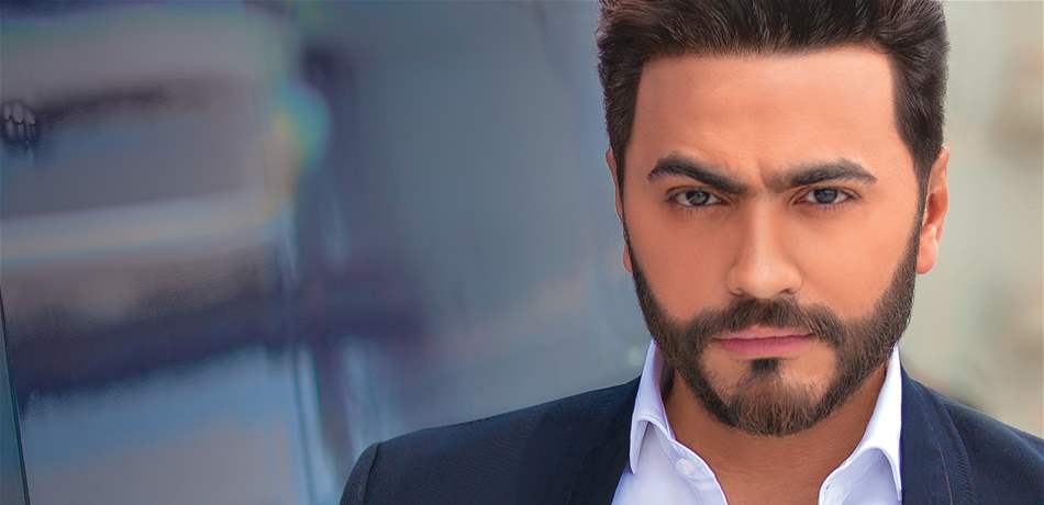 تامر حسني ينشر صورة من طفولته.. من الطفل الذي كان بجواره (صورة)