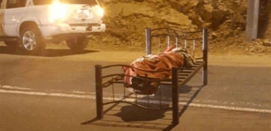 مشهد مرعب.. جثّة مربوطة بسرير وسط الطّريق! (صورة)