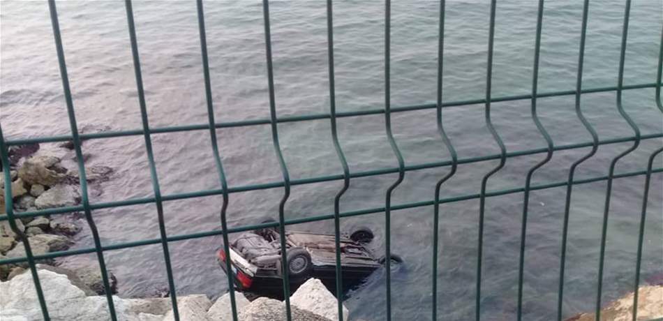 جريح بانقلاب سيارة بالبحر على طريق بلدة القلمون 