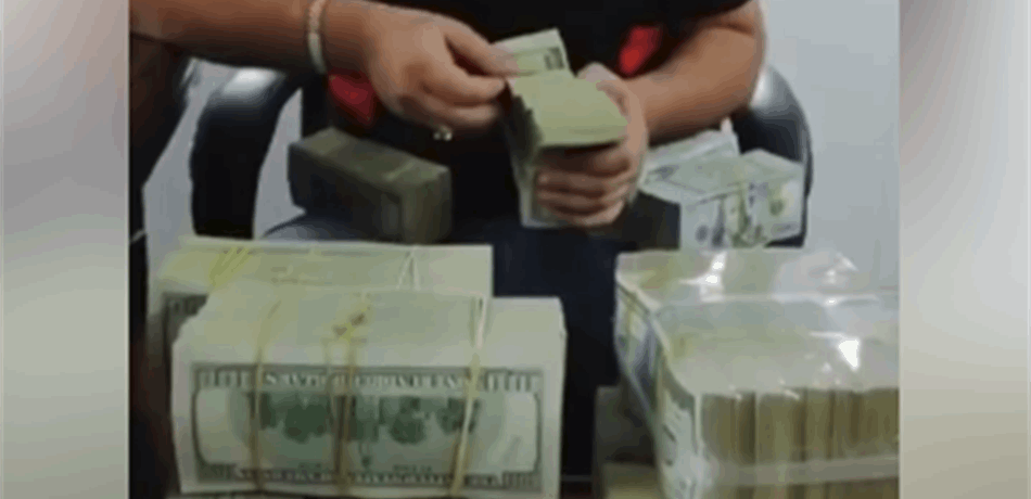 شاهد.. فنان يستفزّ اللبنانيين بآلاف الدولارات (فيديو)