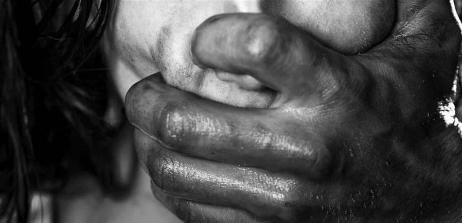 بـ"حمّالة الصدر".. مهووس جنسي منع ضحيته من الصراخ في الجميزة!