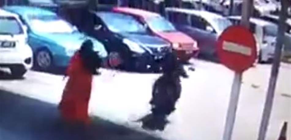 على درّاجته النارية.. نَشلَ حقيبتها وأسقطها أرضاً! (فيديو) 