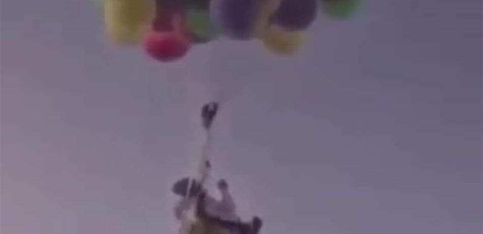 بالفيديو.. هكذا احتفل شباب اماراتيون بعيد ميلاد والدهم