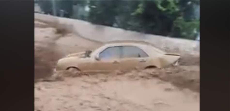 شاهد قوّة السيول في اللبوة تجرف سيارة (فيديو) 