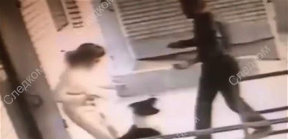 كلب ينقذ صاحبته من الموت لحظة اعتداء حبيبها السابق عليها (فيديو)