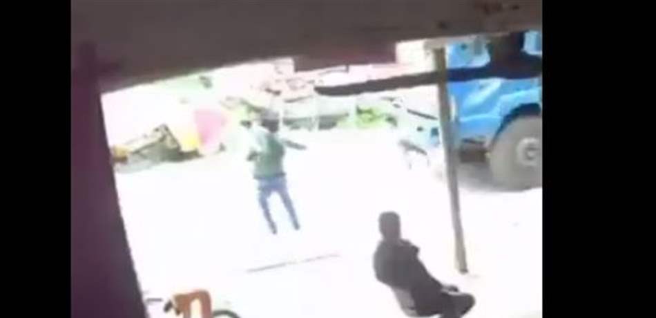 شاحنة تصدم رجلاً يحمل طفلاً.. كان يحاول إنقاذ طفلٍ آخر! (فيديو)