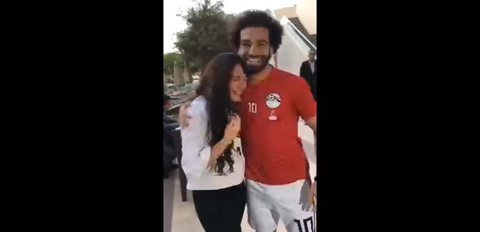 رد فعل صلاح مع إحدى معجباته يثير الإعجاب! (فيديو)
