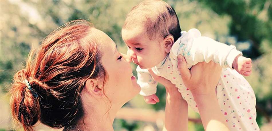 قصّة مؤثّرة.. أمٌّ تضحّي بحياتها لتنقذ ابنتها من الموت! (صور) 