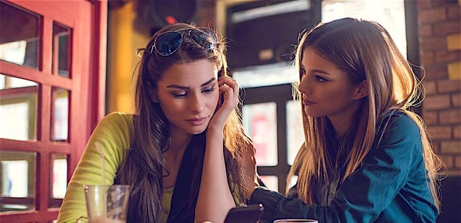 صديقتك تتصرف كأم الجميع.. هي تنتمي لهذه الابراج