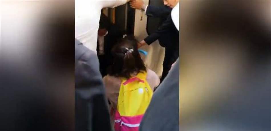 طفلة تسقط تحت القطار.. شاهدوا لحظة إنقاذها! (فيديو) 
