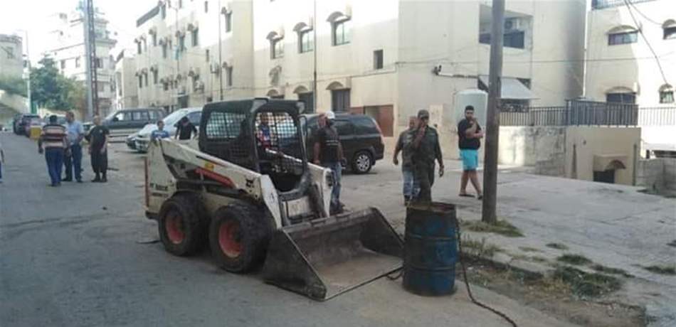 ازالة التعديات على الارصفة العامة في طرابلس (صورة)